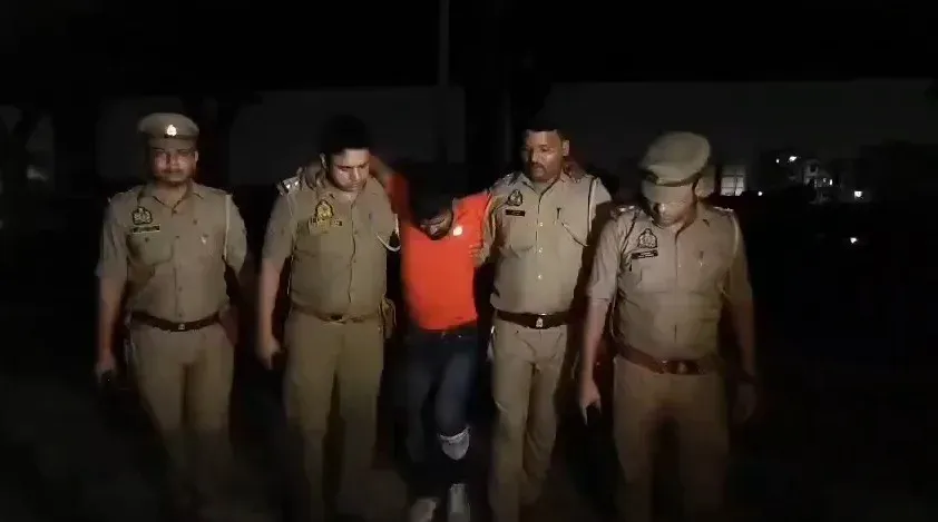 गाजियाबाद और झांसी में पुलिस मुठभेड़: दो बदमाशों के पैर में गोली, चार गिरफ्तार