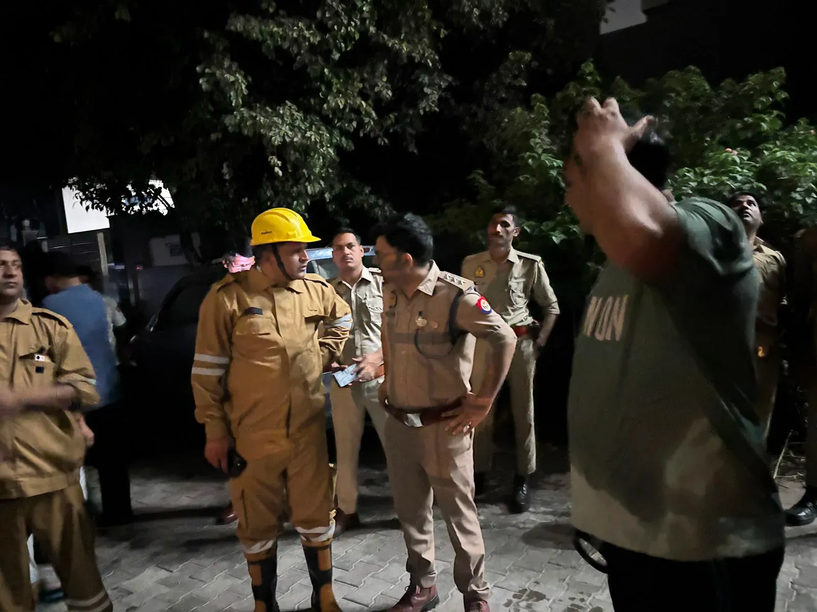 गाजियाबाद: अवंतिका कॉलोनी के फ्लैट में भीषण आग, फायर सर्विस ने चार लोगों को बचाया; तीन पालतू कुत्तों की मौत