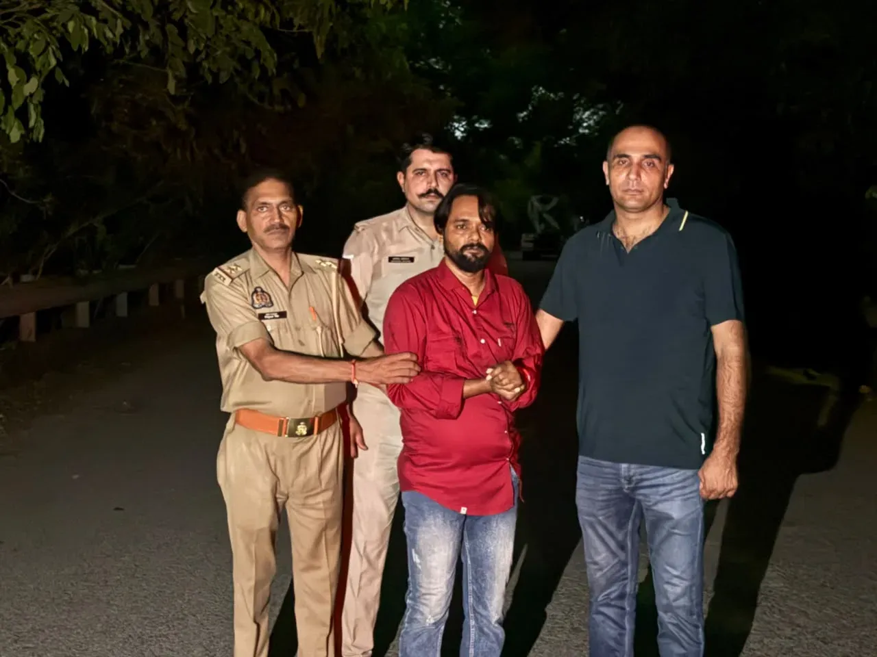 इंदिरापुरम मुठभेड़: पुलिस फायरिंग में वाहन चोर गुड्डू कुमार घायल, दो गिरफ्तार; चोरी की ब्रेजा और अवैध असलहा बरामद