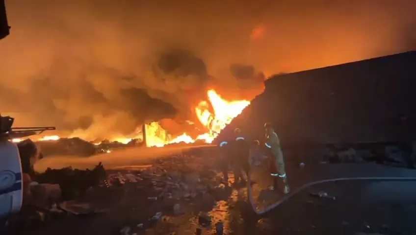 गाज़ियाबाद के मैनापुर औद्योगिक क्षेत्र में आग की घटना, 20 दमकल गाड़ियों ने काबू पाया