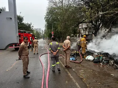 गाजियाबाद के वसुंधरा सेक्टर-9 की झुग्गियों में भीषण आग, दमकल की तत्परता से बड़ा हादसा टला