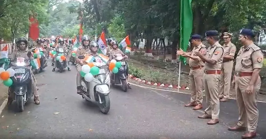 गाजियाबाद में तिरंगा स्कूटर रैली: महिला पुलिसकर्मियों ने स्वतंत्रता दिवस पूर्व दिया महिला सुरक्षा का संदेश