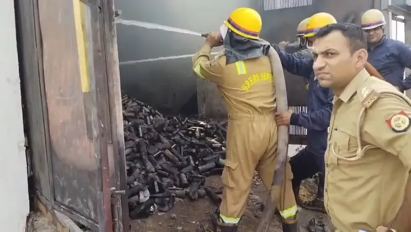 गाजियाबाद केमिकल फैक्ट्री में भीषण आग: 10 दमकल गाड़ियों से एक घंटे में पाया काबू, कोई हताहत नहीं