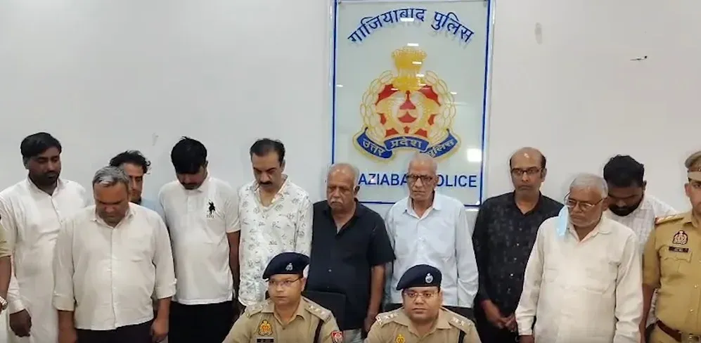 गाजियाबाद: ₹100 करोड़ की जमीन घोटाले में रिटायर्ड लेखपाल समेत 10 गिरफ्तार, अंतर-राज्यीय गिरोह का भंडाफोड़