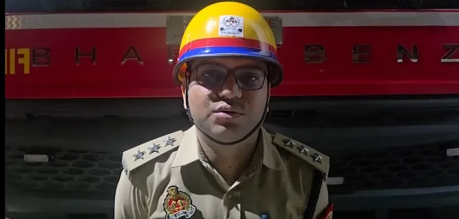 गाजियाबाद: ईवी कार में आग से बिल्डिंग धुएं में डूबी, 15-17 लोगों ने बगल की इमारत से कूदकर बचाई जान