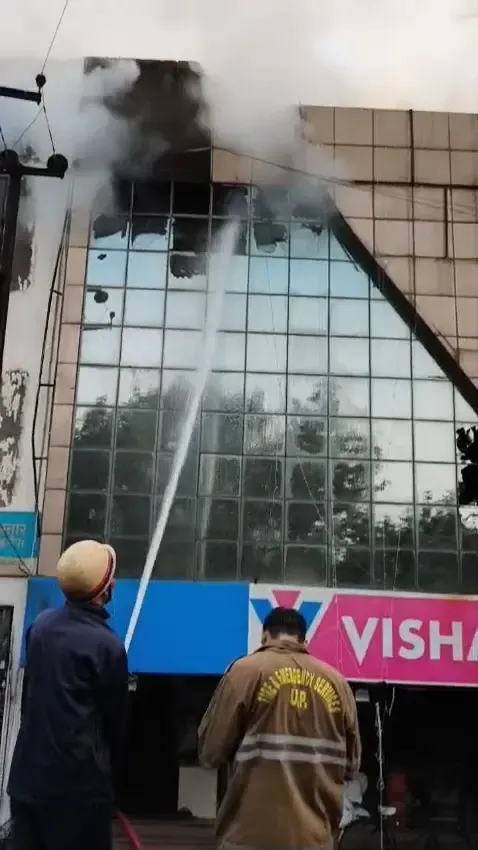 क्या गाजियाबाद में विशाल मेगा मार्ट में लगी आग पर काबू पाया गया?