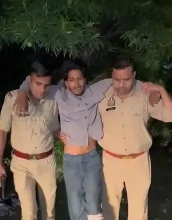 Ghaziabad snatcher arrested after encounter on Pulia Road; pistol, stolen bike seized