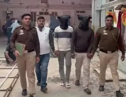 क्या गाजियाबाद पुलिस ने दो ठगों को गिरफ्तार किया और 49 एटीएम कार्ड और बाइक बरामद की?