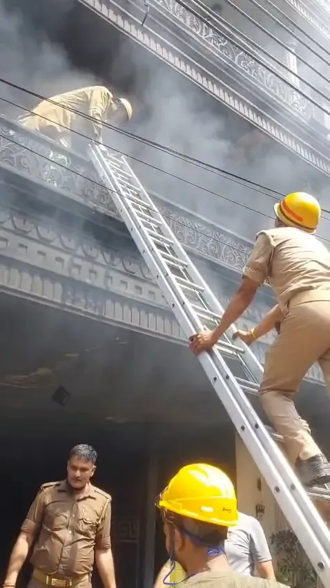 गाजियाबाद के इंदिरापुरम में भीषण आग, 9 लोग सुरक्षित बचाए; 3 सिलेंडर फटे, कोई जनहानि नहीं