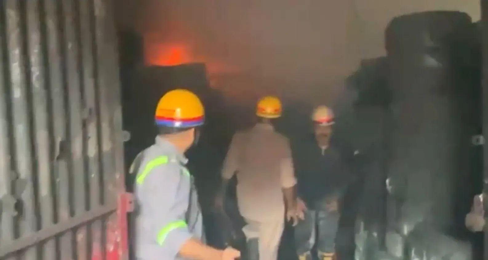 गाजियाबाद: साहिबाबाद की टायर रबर फैक्ट्री में भीषण आग, 4 दमकल गाड़ियों ने एक घंटे में पाया काबू