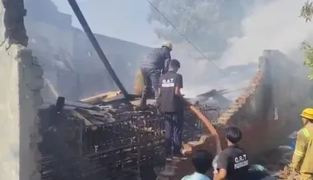 गाजियाबाद: साहिबाबाद धागा फैक्टरी में भीषण आग, 10 दमकल गाड़ियों ने घंटों बाद पाया काबू