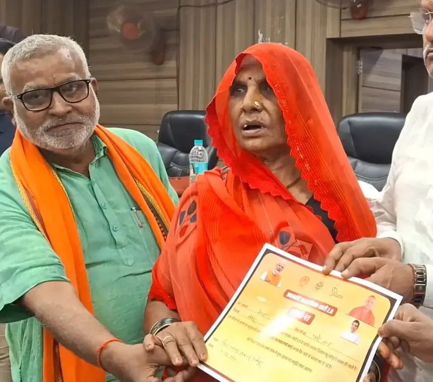 गाजीपुर में पीएम आवास योजना के तहत 177 लाभार्थियों को मिली एक लाख की सहायता