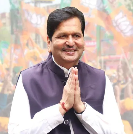 गिरगांव चौपाटी से कोली नौकाएं हटाने पर विवाद: मंगल प्रभात लोढ़ा ने BMC और मत्स्य विभाग को दिए संवेदनशील समाधान के निर्देश