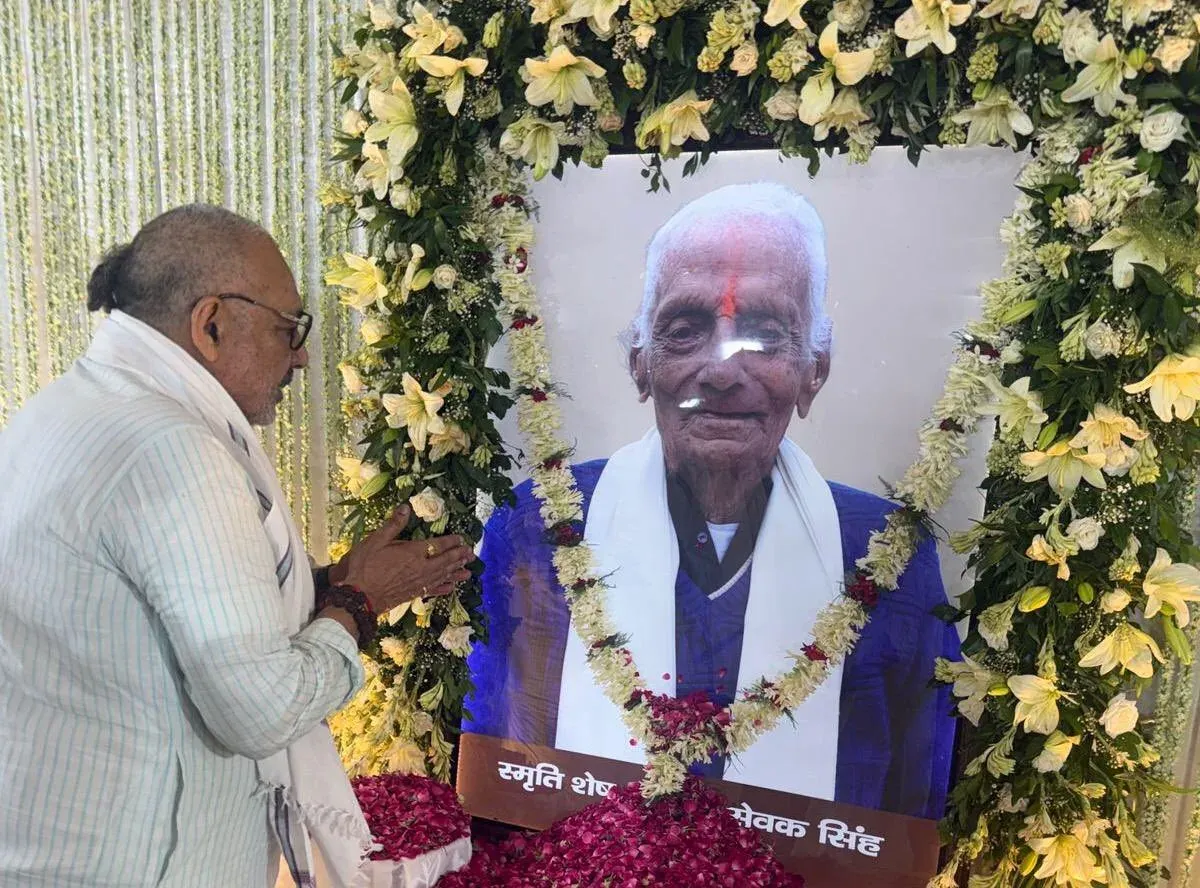 Giriraj Singh attends dwadash karm of ex-principal's father in Mohanpur