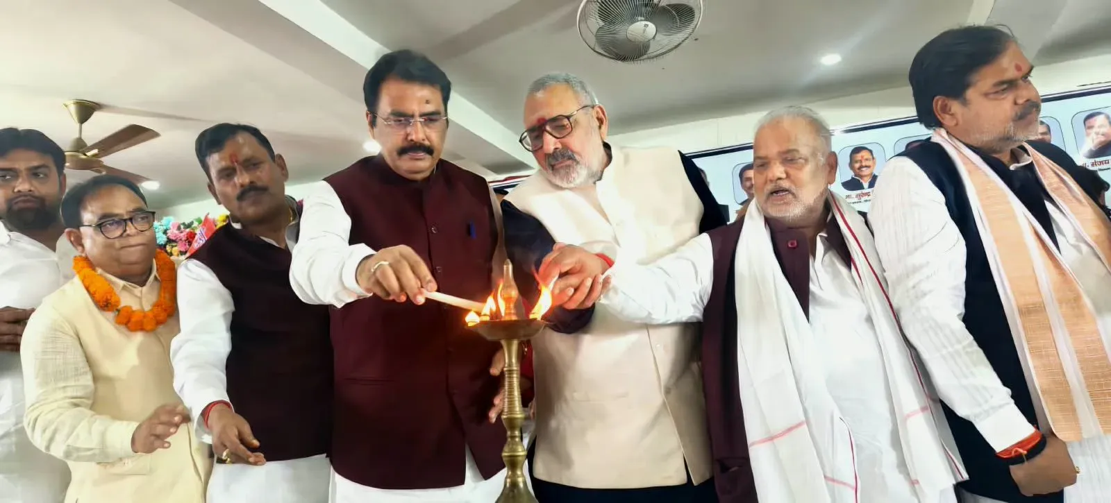 Giriraj Singh campaigns for BJP candidates in Darbhanga council polls