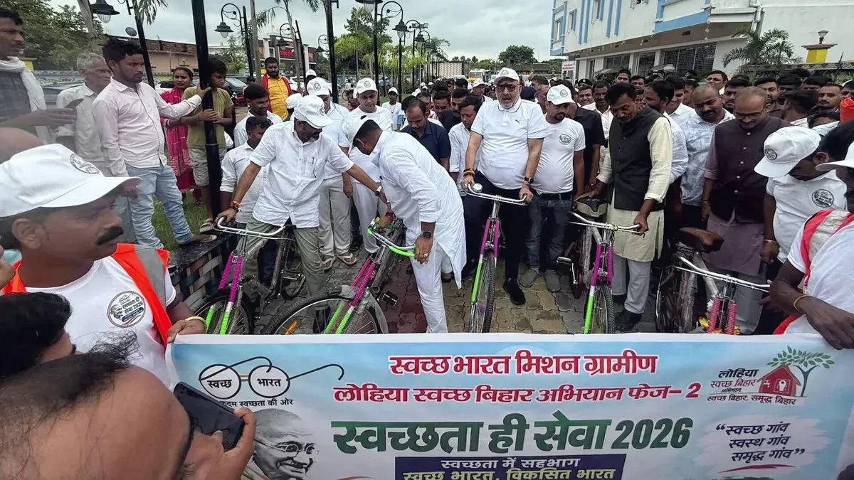 Giriraj Singh cycles with children in Begusarai for Swachh Bharat