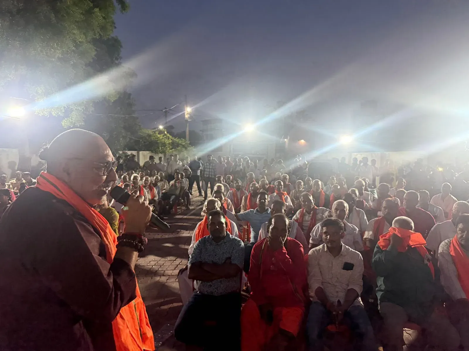 Giriraj Singh holds Jan Sampark meet in Begusarai, plants tree