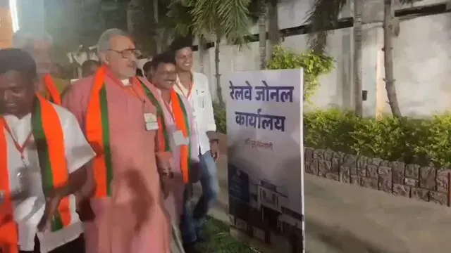 Giriraj Singh inaugurates BJP exhibition in Vaishali