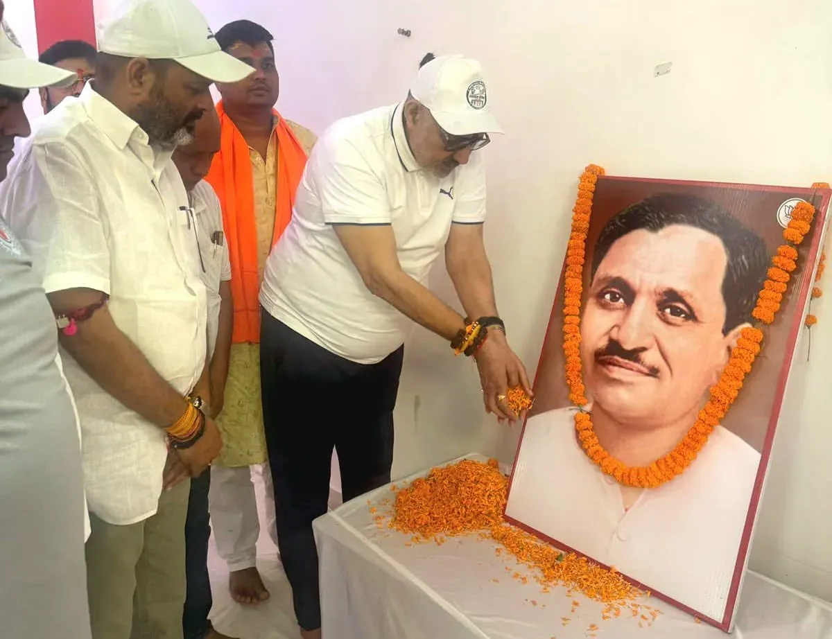 Giriraj Singh leads yoga session in Bakhri on Deendayal Upadhyay Jayanti