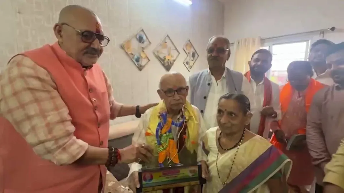 Giriraj Singh meets RSS thinker Appa Khare, discusses 12 years of Modi govt