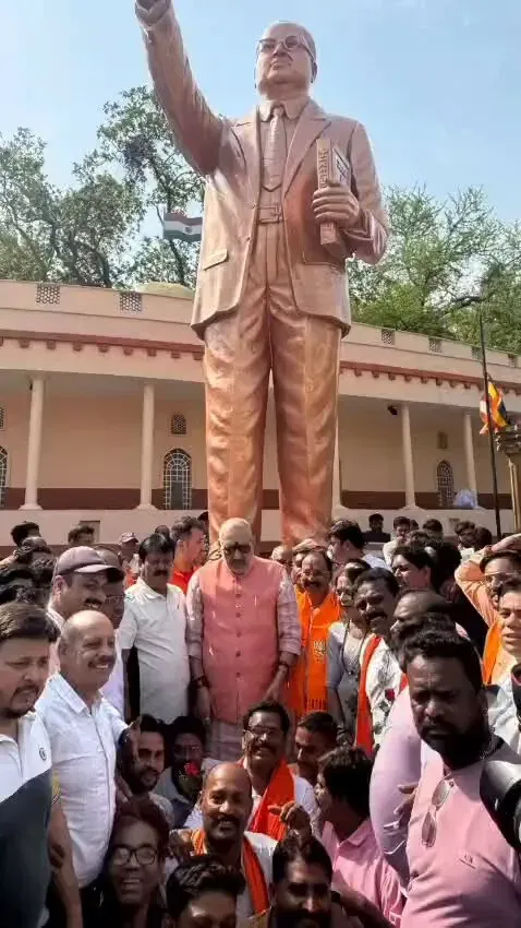 Giriraj Singh Pays Tribute to Ambedkar, Meets Swachhata Mitras in Raipur