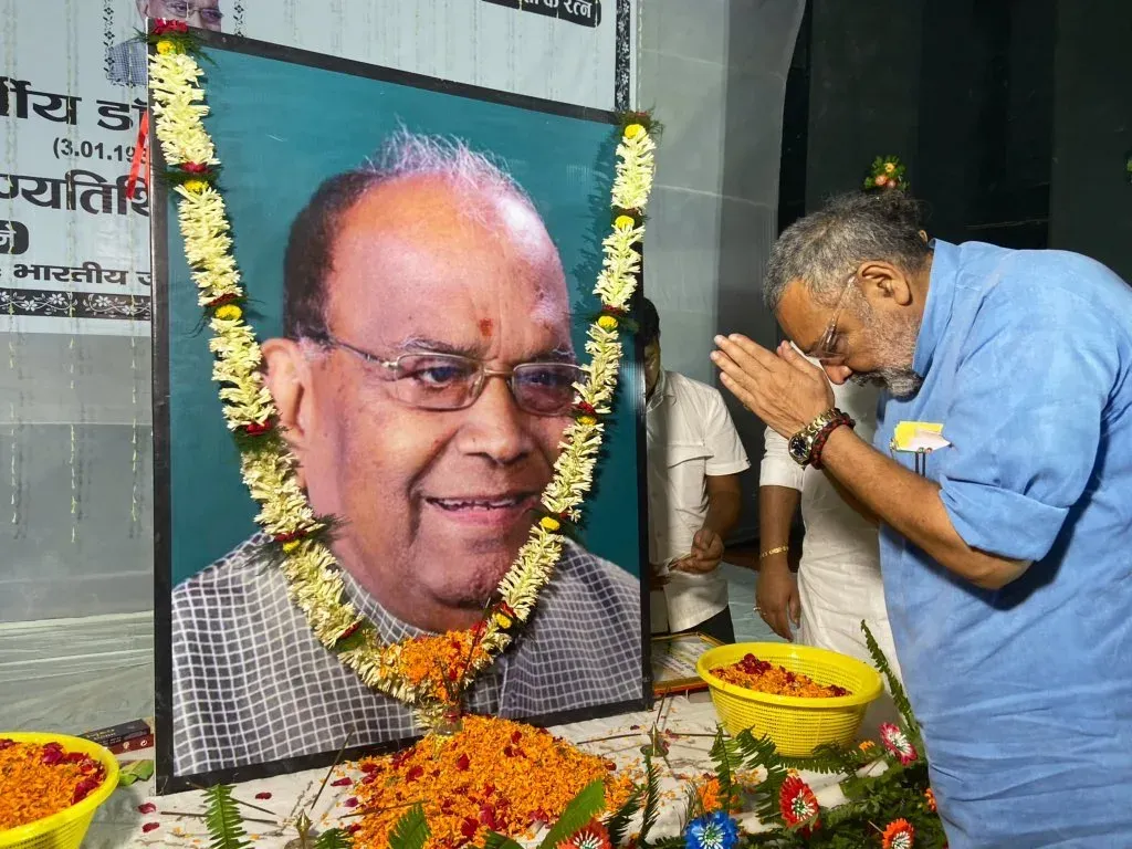 Giriraj Singh pays tribute to Bhola Babu on death anniversary