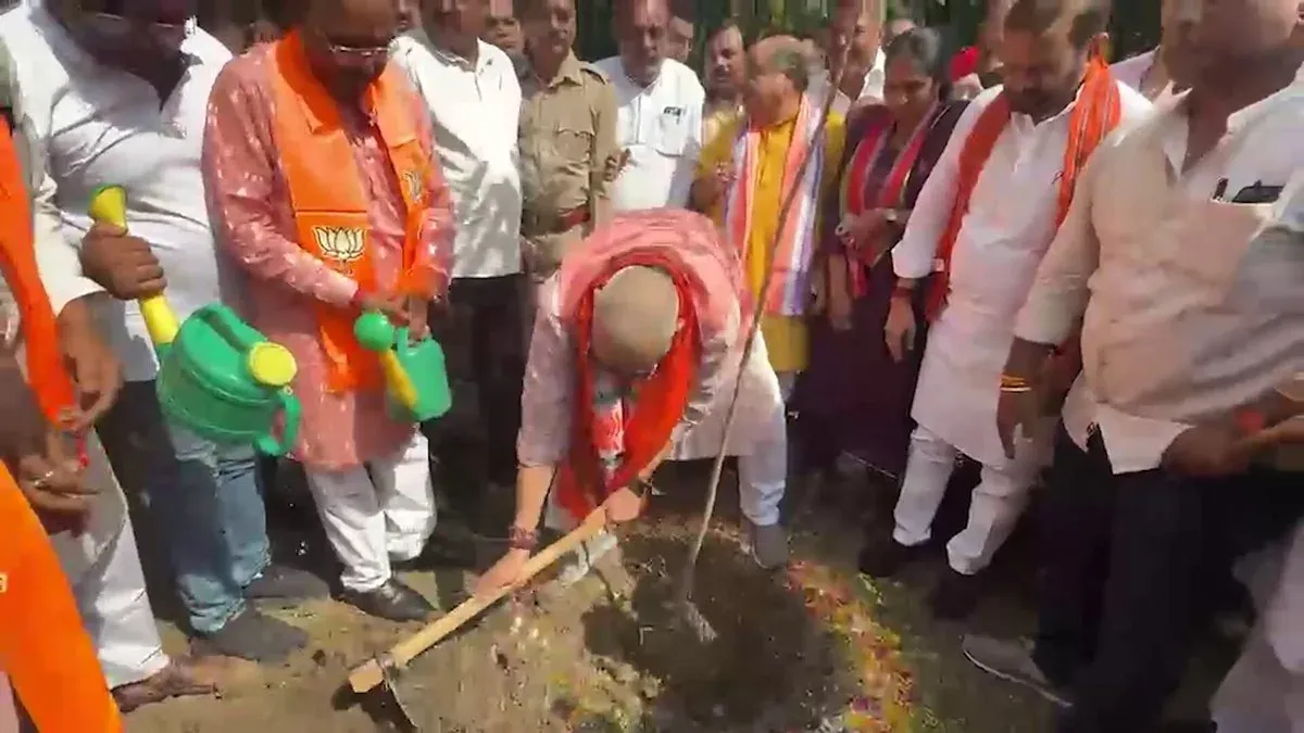 Giriraj Singh Plants Saplings at Raipur Oxygen Park