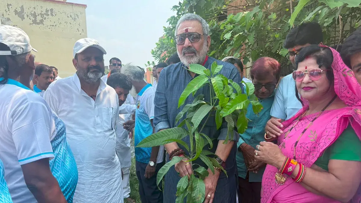 Giriraj Singh Plants Trees, Honours Soldiers at Civic Event
