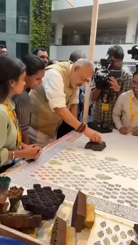 Giriraj Singh tries hand-block printing, salutes artisan craft