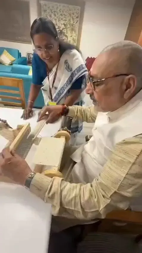 Giriraj Singh tries his hand at handloom, pledges better pay for weavers