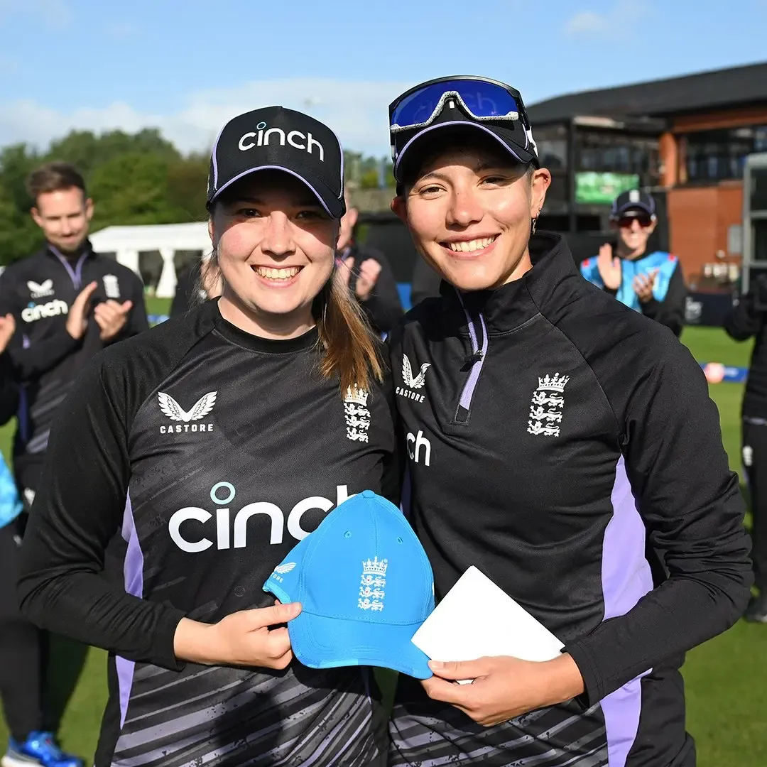 Glamorgan sign England spinner Georgia Davis on three-year deal