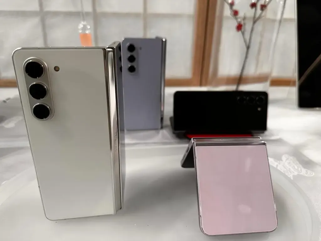 Projected 20%25 Growth in Global Foldable Smartphone Market by 2026