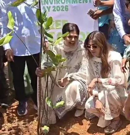 मुंबई में पौधरोपण अभियान: शिल्पा शेट्टी, पंकजा मुंडे और निति मोहन ने दिया ग्लोबल वॉर्मिंग के खिलाफ संदेश
