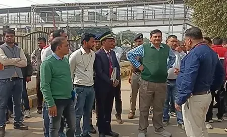 क्या प्रयागराज रेल मंडल के जीएम ने कार्यों का निरीक्षण किया और किसानों ने ज्ञापन सौंपा?