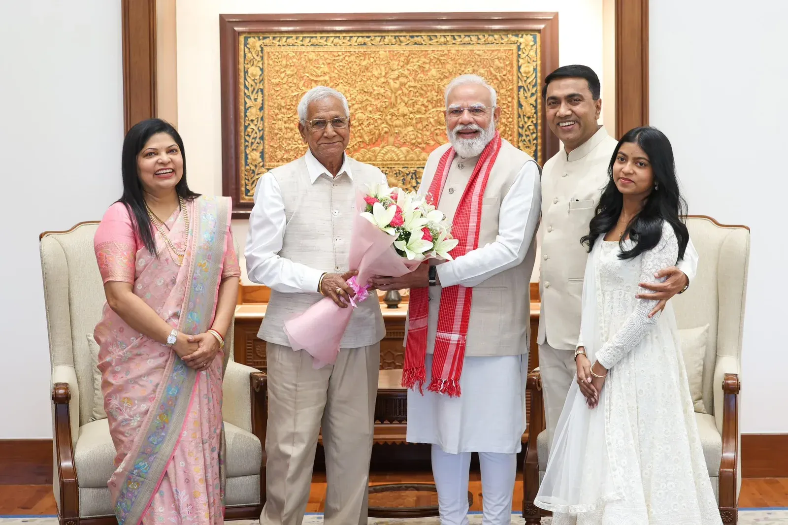 Goa CM Sawant calls on PM Modi with family at Seva Teertha