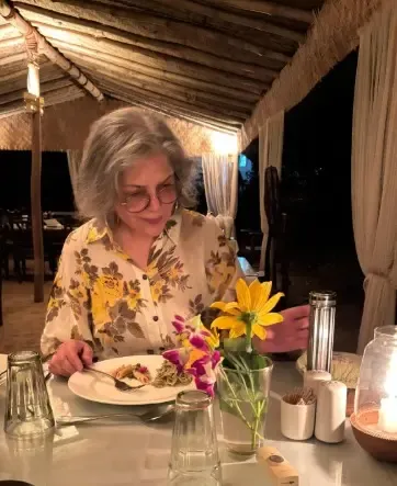 गोवा में बेटे के साथ छुट्टियां मनाने वाली जीनत अमान ने दी खास सलाह