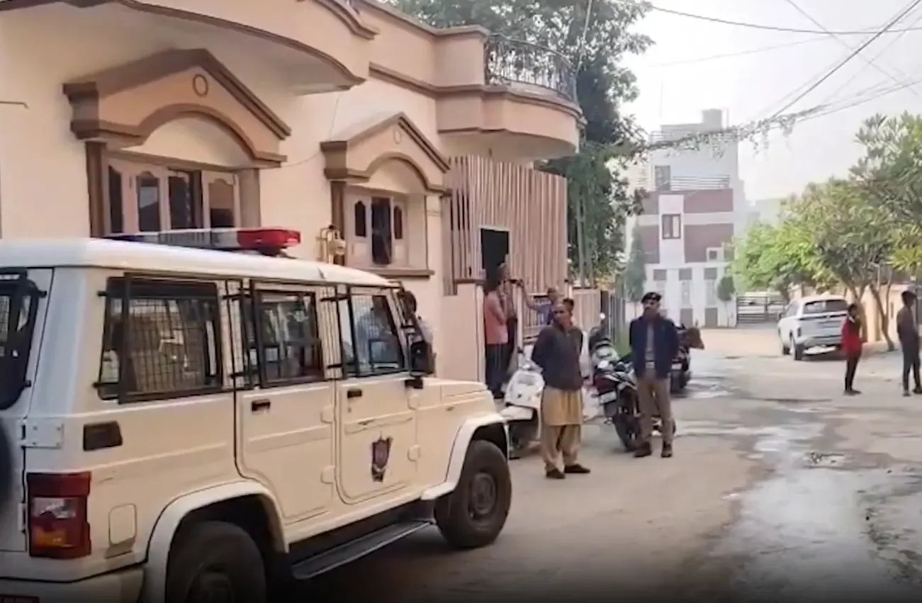 क्या गोधरा में घर में आग लगने से चार लोगों की मौत हो गई?