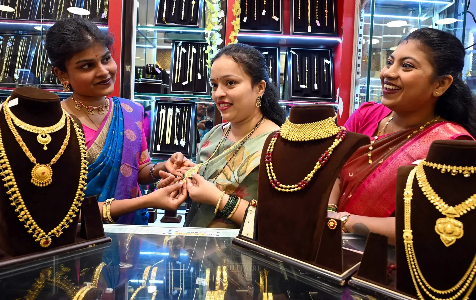 दिवाली से पहले सोना ₹1,41,753 पर, चांदी ₹3,730 टूटी; फेड रेट हाइक की आशंका से MCX पर दबाव