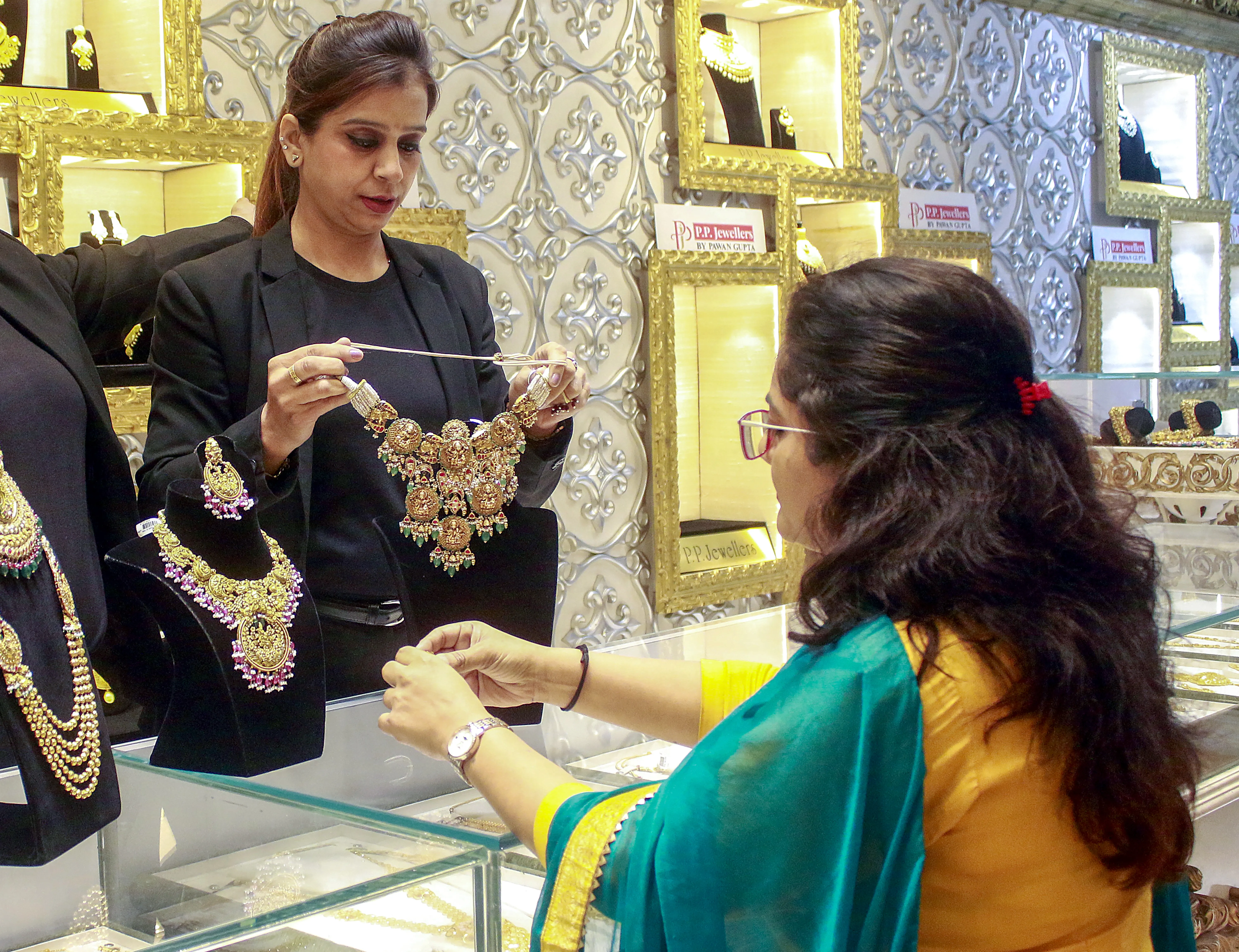 Did Gold Surpass Rs 1 Lakh on MCX Due to Israel-Iran Tensions?