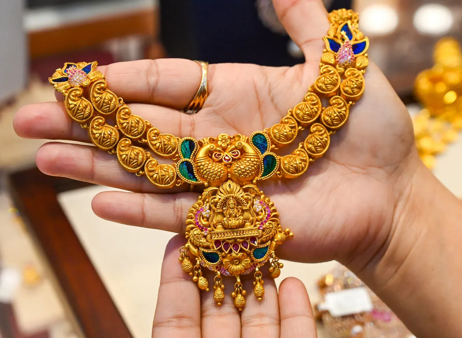 Gold falls 1.16% on weekly basis as dollar, Treasury yields weigh