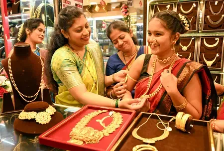 Why Did Gold Records Face a 3rd Weekly Loss?