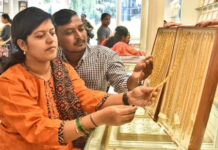 Gold, silver rise up to 1% on weaker dollar, easing inflation fears