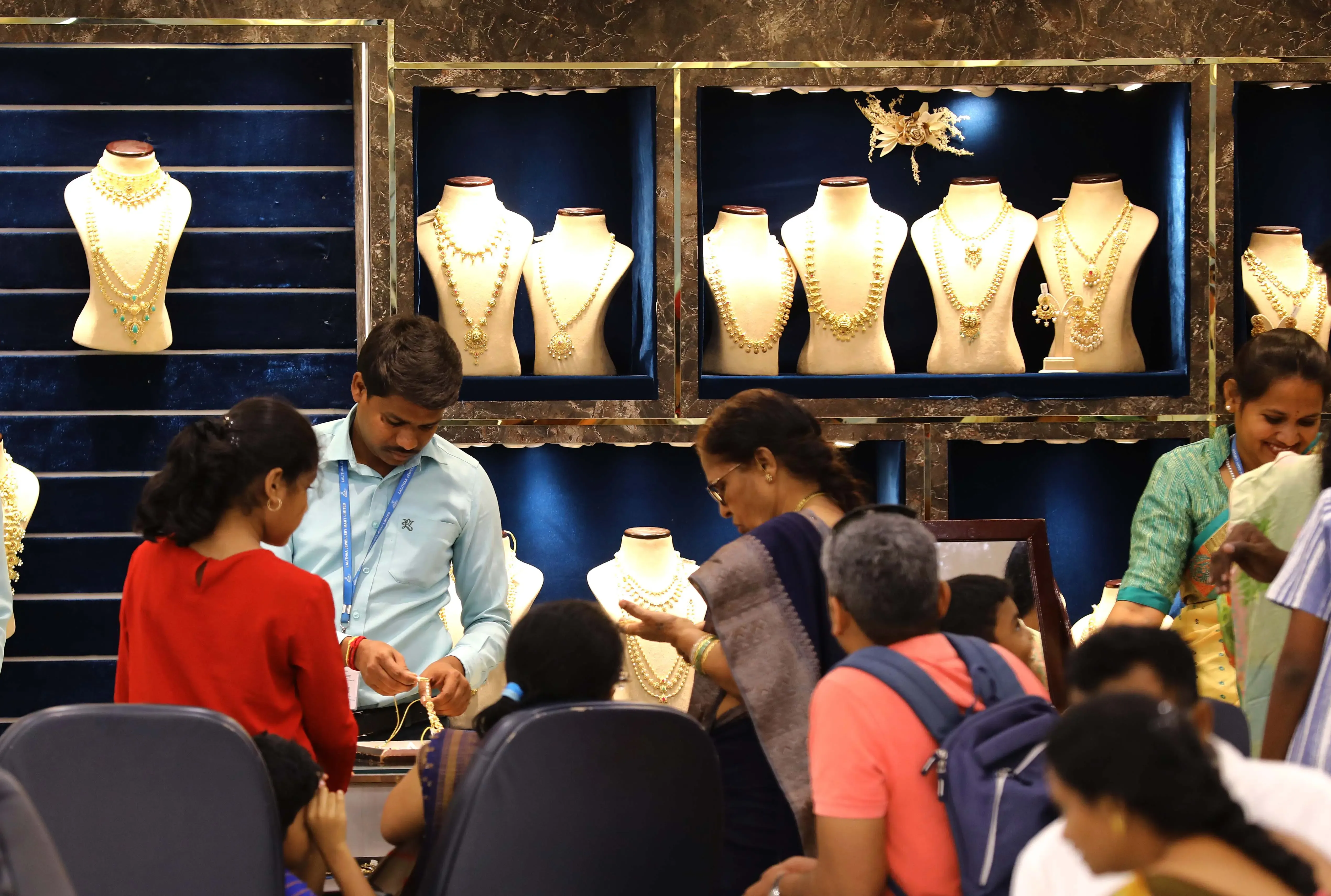 Why Are Gold and Silver Prices Soaring Amidst a Weak US Dollar?