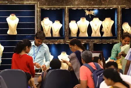 Why Are Gold and Silver Prices Soaring Amidst a Weak US Dollar?
