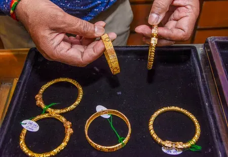 Gold slips to ₹1,58,928, silver down 0.85% as US-Iran tensions, crude surge weigh