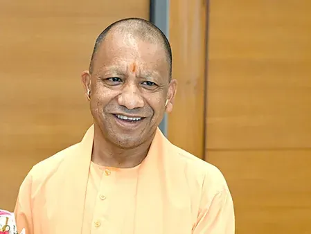 योगी आदित्यनाथ ने गोरखनाथ मंदिर गोशाला में गोवंश को खिलाया गुड़, गर्मी में देखभाल के दिए निर्देश