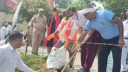 मथुरा के गोवर्धन में डीएम ने चलाया स्वच्छता अभियान, गिरिराज परिक्रमा मार्ग की हुई सफाई