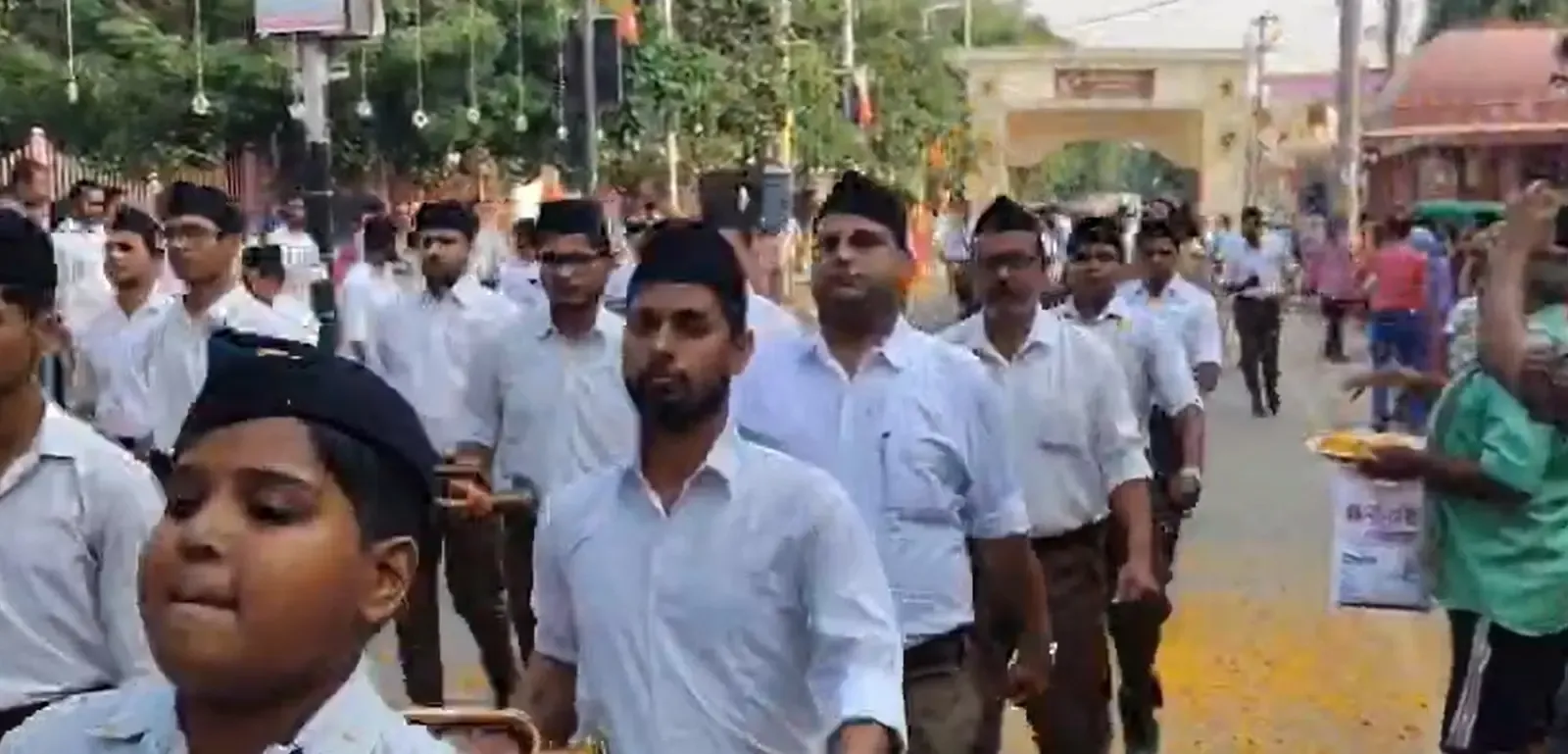 गोवर्धन में आरएसएस का 12 किमी पथ संचलन, शताब्दी वर्ष के समापन पर ब्रज प्रांत में हजारों स्वयंसेवक एकजुट