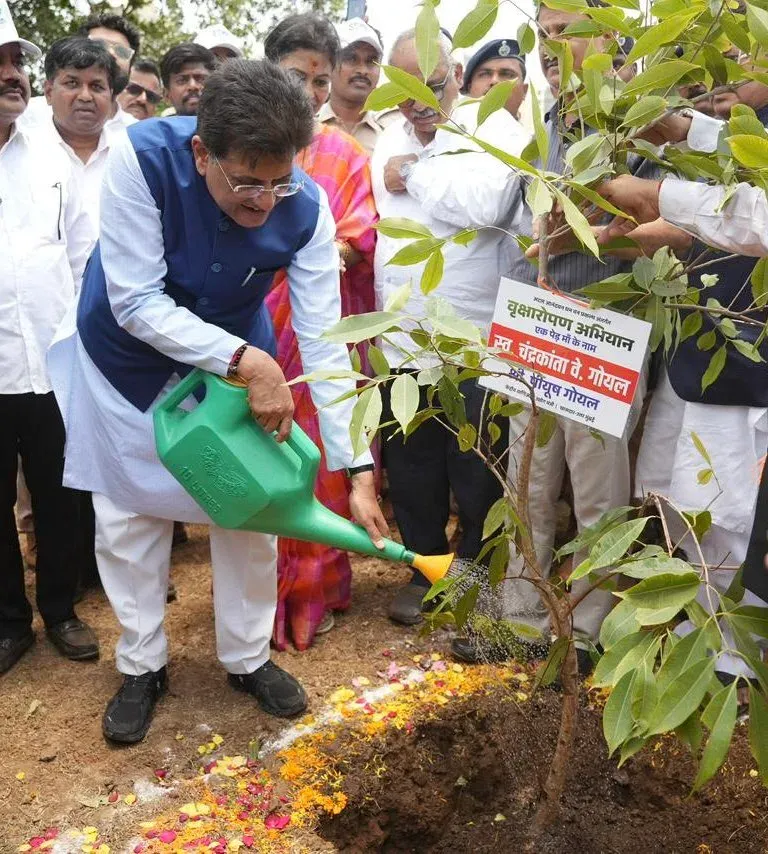 Goyal Plants Trees at Borivali Park Under Ek Ped Maa Ke Naam