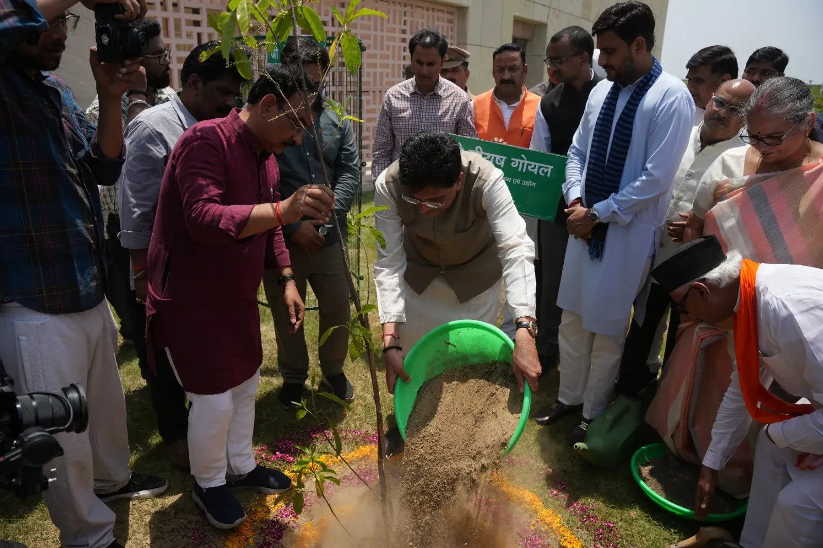 Goyal Plants Trees in Lucknow, Urges Green India Drive